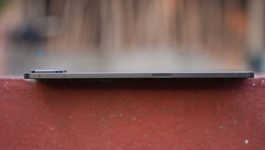 Side profile of the Xiaomi Pad 7 lying flat on the table, highlighting the slim design and ports