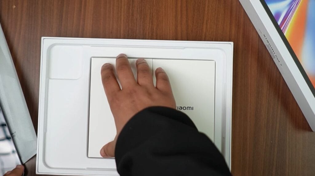 
Unboxing Xiaomi Pad 7 from the box